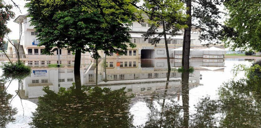 Die Flut 2013 richtet auf der Rennbahn bleibende Schäden an.