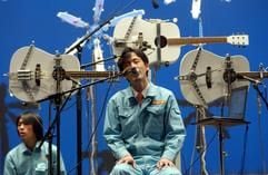 Der Japaner Maywa Denki gibt zur Eröffnung der diesjährigen Ars Electronica am Samstag (06.09.2003) im Brucknerhaus in Linz eine Performance. Er entwickelt computergesteuerte Musikinstrumente und absurde Musikkonstruktionen. Die mechanischen Musikinstrumente, mit denen der Spieler verbunden ist, werden von Elektromagneten und Motoren gespielt. Die 24. Ars Electronica (6.-11.9.2003) steht unter dem Motto: "Code - The Language of Our Time" und gilt als das bedeutendste Festival für elektonische Medienkunst in der Welt. (Foto: dpa)