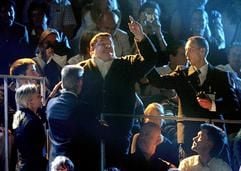 Sicherheitsbeauftragte laufen zu Andreas Roy (M), der während der 150. Sendung der Fernsehshow «Wetten, dass...» im Velodrom in Berlin von den Rängen brüllt (Archivfoto vom 02.10.2004). (Foto: dpa)