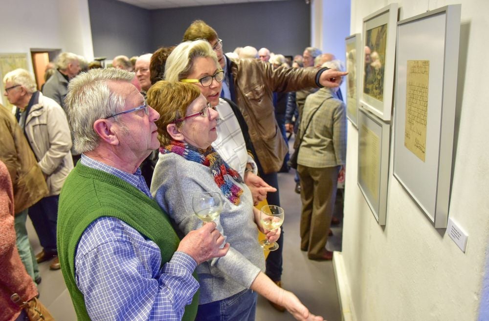 Der Andrang zur Ausstellungseröffnung ist immens, das Interesse am alten Dessau groß.