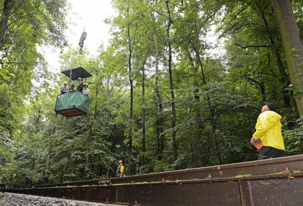 Der Auwaldkran in Leipzig, der zur Erforschung des Ökosystems Wald dient, ist auf einer 120 Meter langen Schiene beweglich. Das Gleisbett war bei der Flut im Juni 2013 unterspült worden und musste neu verlegt werden.