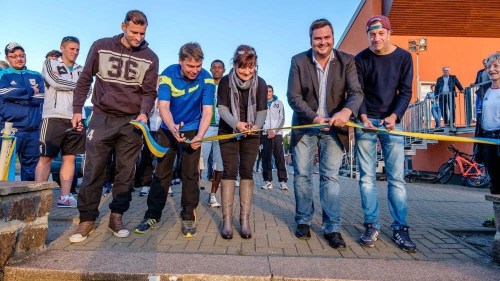 Die Präsidentin des VfB Gräfenhainichen, Cornelia Kuhnert, und Bürgermeister Enrico Schilling (rechts daneben) haben am Sonnabend den renovierten Hauptplatz im Sportforum eingeweiht. Neu ist eine Beregnungsanlage, die den Rasen für die Fußballer in Form hält.