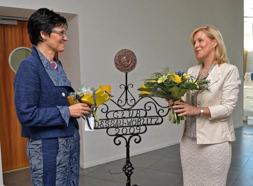 Der Staffelstab ist übergeben: Angelika Tamm (r.) gratuliert Christiane Nöthen, der neuen Präsidentin der Soroptimistinnen.