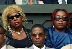 Yetunde Price (r) neben ihrer Mutter während des Tennis-Turniers in Wimbledon 2003 (Foto: dpa)