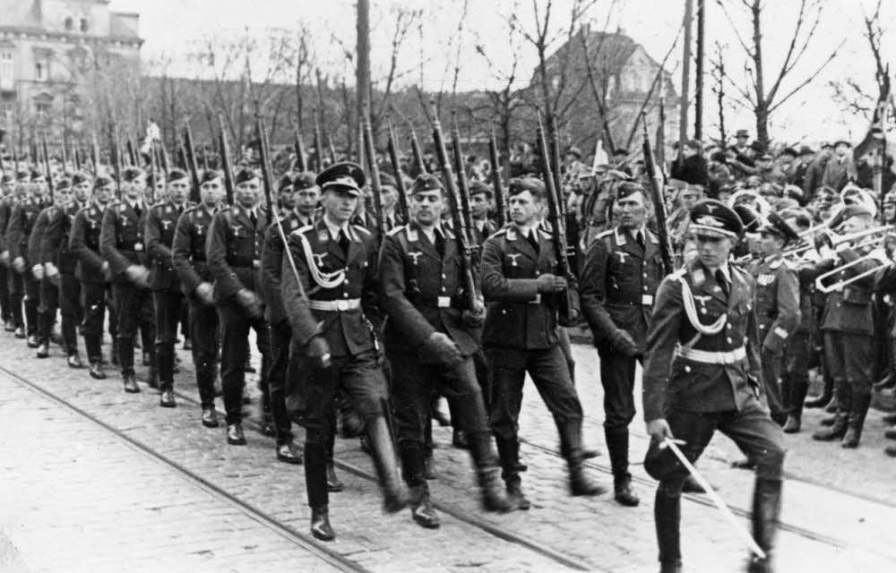 Am 10. Oktober 1935 marschierten Soldaten der Fliegergruppe zum Merseburger Marktplatz und wieder zurück. Vor 80 Jahren war die Fliegergarnison eingeweiht worden. Dieses Ereignis wurde seinerzeit in der Stadt groß gefeiert, ist aus Dokumenten überliefert.