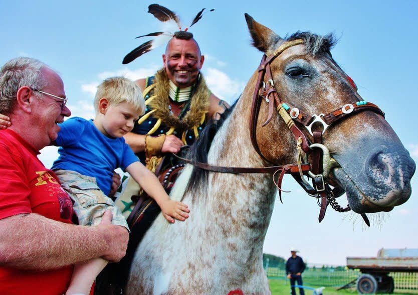 Jamy und Opa Michael Wolf nehmen Kontakt zu Indianer Pawnee auf.