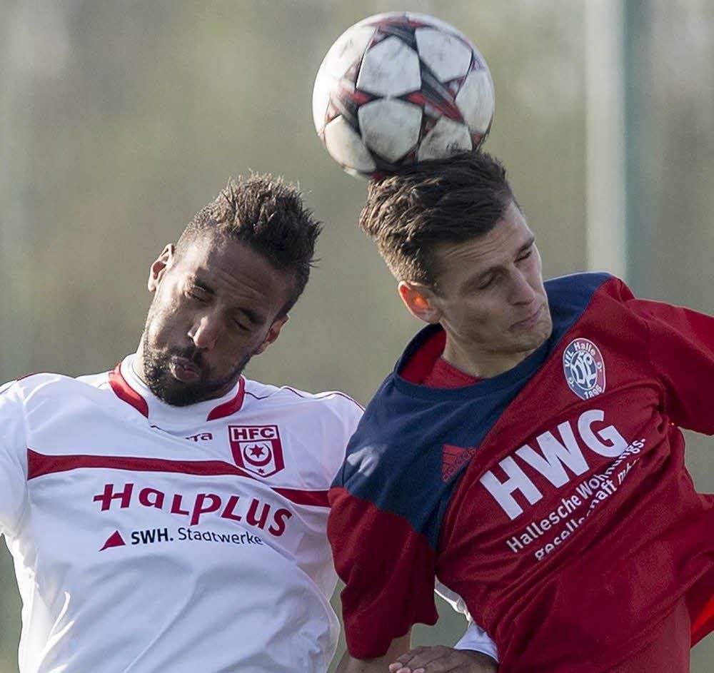 Pierre Merkel (l., im Zweikampf mit Matthias von der Weth vom VfL) kommt beim HFC immer besser in Fahrt.