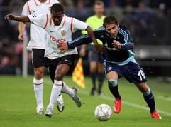 Champions League, Gruppe B, Schalke 04 - FC Valencia am Dienstag (18.09.2007) in der ArenaAufSchalke in Gelsenkirchen. Der Schalker Halil Altintop (r) und Luis Miguel (Valencia, l) kämpfen um den Ball. (Foto: dpa)