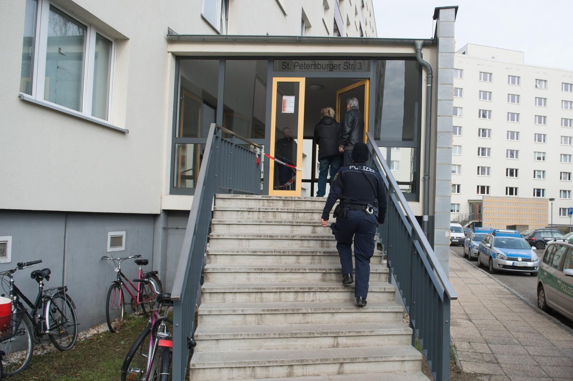 Polizisten stehen vor einem Wohnblock in der Dresdner Altstadt an einem Hauseingang. Am gleichen Tag wurde in einer Wohnung an der St. Petersburger Straße eine Leiche entdeckt.