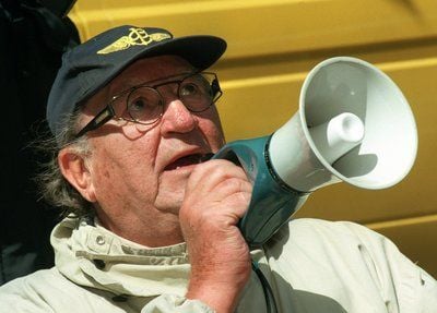 Regisseur Herbert Ballmann spricht bei Dreharbeiten für eine Folge der TV-Serie «Neues vom Bülowbogen» in Berlin in ein Megafon (Archivfoto vom 17.06.1998). (FOTO: DPA)