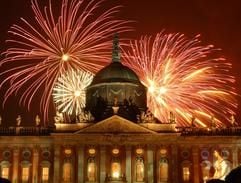 Abschluss-Feuerwerk zur 7. Schlössernacht am Samstagabend (20.08.2005) vor dem Neuen Palais im Park Sanssouci in Potsdam. (Foto: dpa)