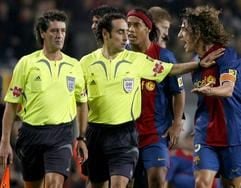 Barcelonas Verteidiger Carles Puyol (r.) and bringt dem Linienrichter Rafa Guerrero (l.) deutlich sein Missfallen zum Ausdruck. (Foto: dpa)