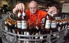 Der Anlagenfahrer Andreas Weiz arbeitet am Dienstag (27.07.2004) in der Colbitzer Heidebrauerei an der Abfülllinie für Heidepils. Das 1872 gegründete Familienunternehmen mit derzeit 19 Beschäftigten hat im vergangenen Jahr seinen Jahresabsatz um rund ein Drittel auf 34.000 Hektoliter gesteigert. Das beliebte "Heidepils" gibt es in fast allen Supermärkten Sachsen-Anhalts zwischen Arendsee und Halle. Auch in rund 220 Gaststätten wird Colbitzer Bier ausgeschenkt. (Foto: dpa)