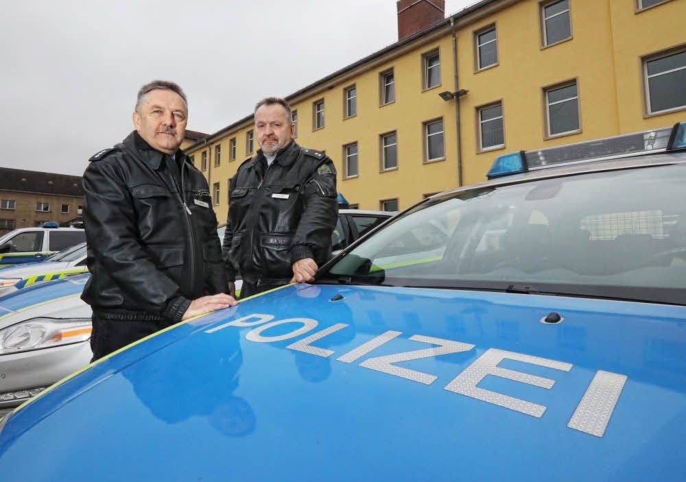 Eigentlich müssten vier auf dem Foto sein. Doch das sind die beiden Regionalbereichsbeamten, die künftig allein für ganz Bitterfeld-Wolfen zuständig sind: Polizeihauptkommissar Volker Kaatz und Polizeioberkommissar Hartmut Wagner (r.).