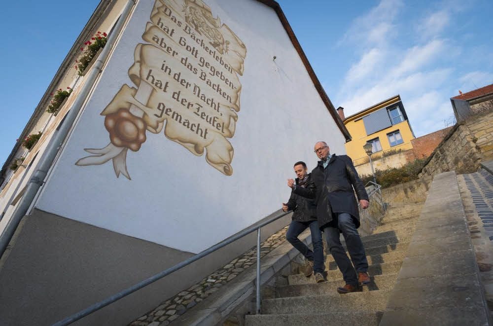 Die Wassertreppe kann wieder genutzt werden. Die Sanierungsarbeiten an der rechts neben der Treppe zu sehenden Gosse und der seitlichen Mauer sind abgeschlossen.