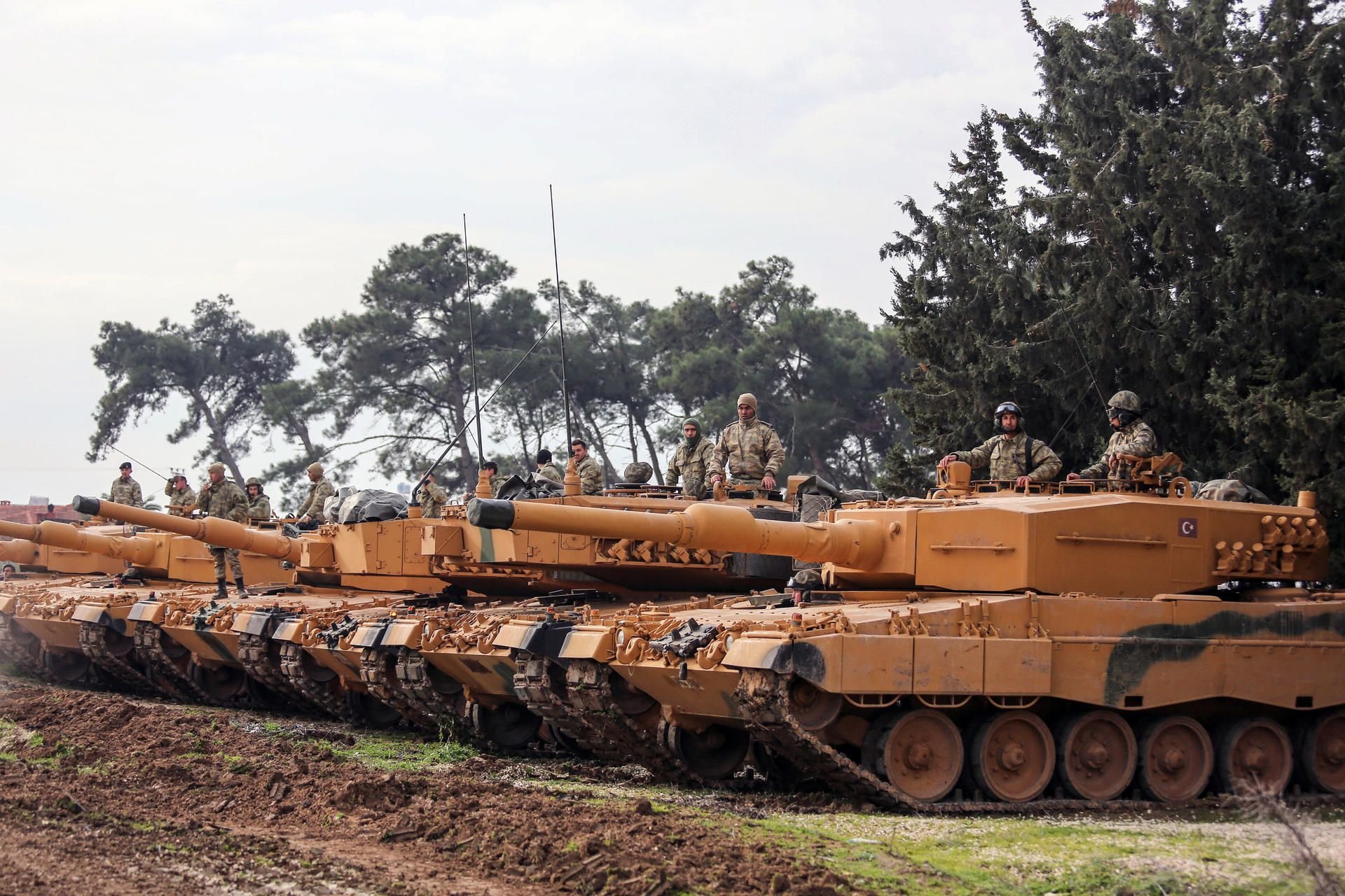 Türkische Soldaten mit Panzern vom Typ Leopard 2A4 in der Provinz Hatay.
