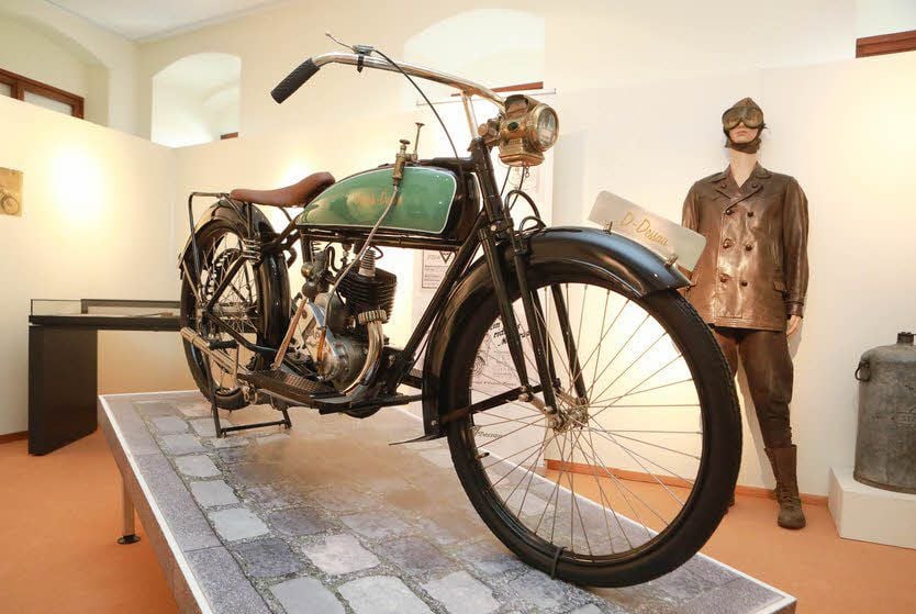 Die "Dieterle" hatte einige Monate im Ford-Autohaus in Süd gestanden und ist nun in den Johannbau umgezogen.