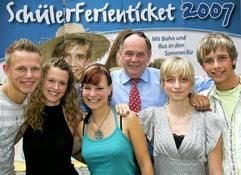 Denny Holm (vl.), Jana Kroll, Sophie Eisbein, Karl-Heinz Daehre (Minister für Landesentwicklung und Verkehr des Landes Sachsen-Anhalt, CDU), Carolin Landes und Oliver Bohne am Mittwoch (06.06.2007) in Magdeburg bei der Präsentation des Schülerferientickets 2007. (Foto: dpa)