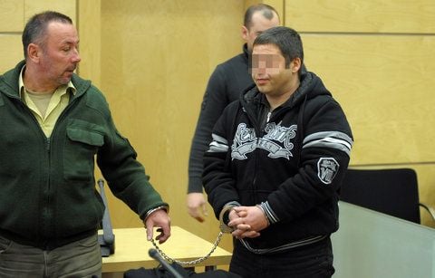 Im Landgericht in Meiningen wird der Angeklagte Peter R.(vorn r.) am Montag in Handschellen von einem Wachmann in den Verhandlungsaal geführt. (FOTO: DPA)