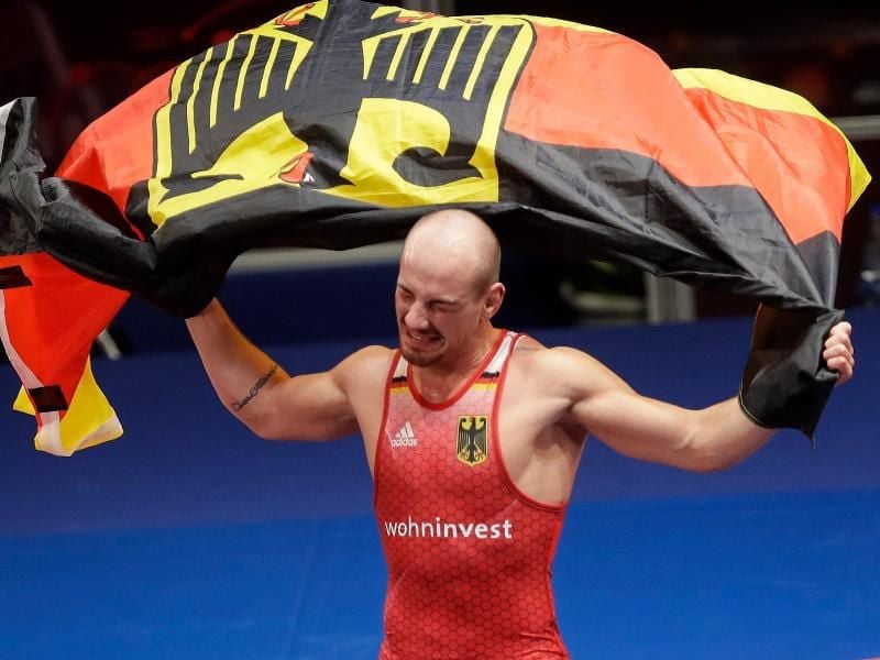 Ringer Frank Stäbler will seine Karriere mit einer Olympiamedaille beenden. Foto: Alessandra Tarantino/AP/dpa