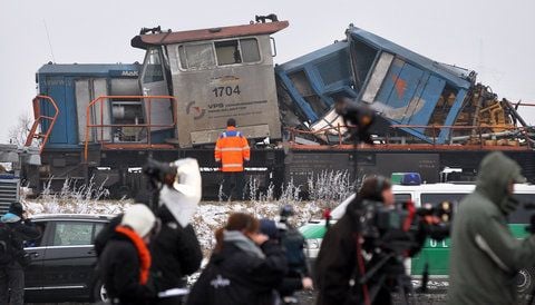 Die Lok des am Zugunglück beteiligten Güterzuges wird in Hordorf abgeschleppt (FOTO: DPA)
