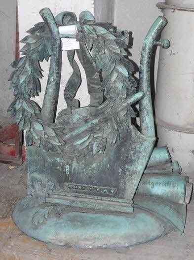 Die Herkunft der Skulptur ist geklärt. Sie ist Teil des Denkmals für Hofkapellmeister Friedrich Schneider im Dessauer Stadtpark.