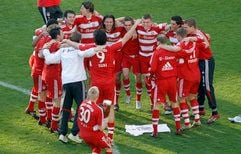 Die Bayern Spieler tanzen einen Freudentanz nach dem Spiel gegen den VfL Wolfsburg. Mindestens genauso euphorisch werden sie ihren 21. Meistertitel feiern. (Foto: ddp)