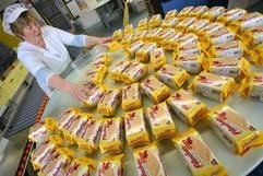 In der Produktionsstätte der Gutena Nahrungsmittel GmbH in Apolda verpackt eine Mitarbeiterin das Knusper-Brot «Filinchen». Für 2010 ist der Bau einer neuen Produktionshalle angekündigt. (Foto: dpa)