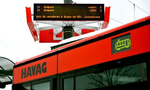 Auf einem kleinen Bildschirm - hier an der Haltestelle Halle-Kröllwitz - leuchten Informationen über die nächste Straßenbahn. In ganz Sachsen-Anhalt sollen elektronische Infokästen installiert werden. (ARCHIVFOTO: JAN MÖBIUS)