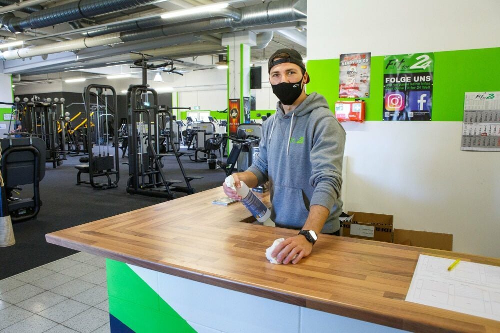 Im Studio „Fit for 24“ am „Kaufland“ in der Max-Planck-Straße desinfiziert Karl Blank die Oberflächen. Seit Montag ist das Studio geschlossen.