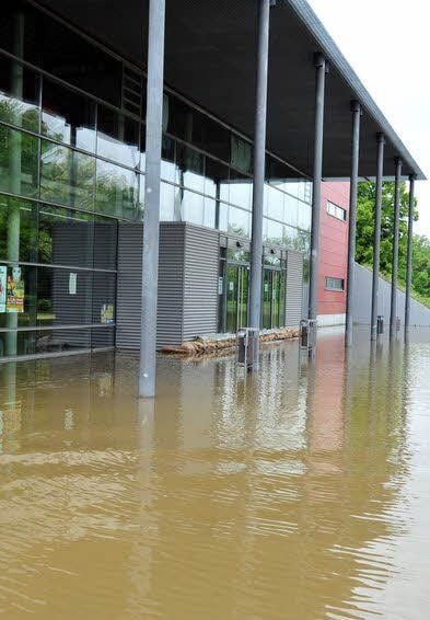 Die Stadthalle im Wasser.