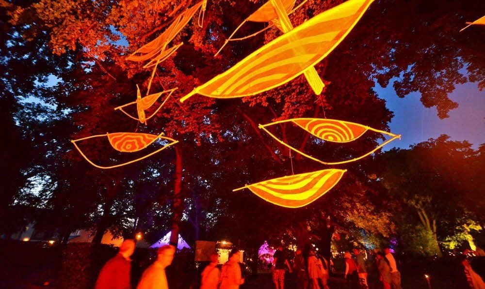Die unterschiedlichen Lichtinstallationen von Viktoria Scholz entzückten die Besucher im Stadtpark.
