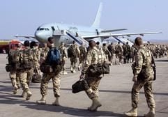 Auf dem militärischen Teil des Köln-Bonner Flughafens besteigen 110 Soldaten des ABC-Abwehrbataillons aus dem ostwestfälischen Höxter einen Luftwaffen-Airbus, um die in Kuwait bereits stationierten ABC-Kräfte zu verstärken. (Foto: dpa)