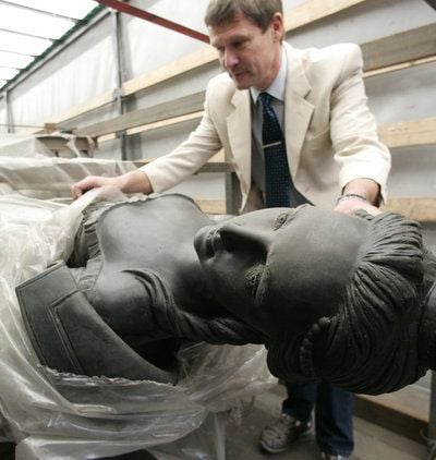 Das Bronze-Denkmal der russischen Zarin Katharina die Große (1729- 1796) ist nach mehrtägiger Überführung von Moskau in Zerbst unversehrt eingetroffen und wird von Uwe Tschakert, Mitarbeiter der Stadtverwaltung, begutachtet. (FOTO: DPA)