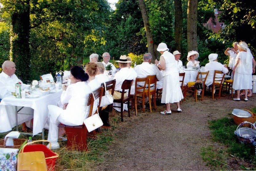 So wie in Uetersen könnte es am Sonnabendabend auch im Dessauer Stadtpark aussehen, wenn das erste weiße Picknick stattfindet.