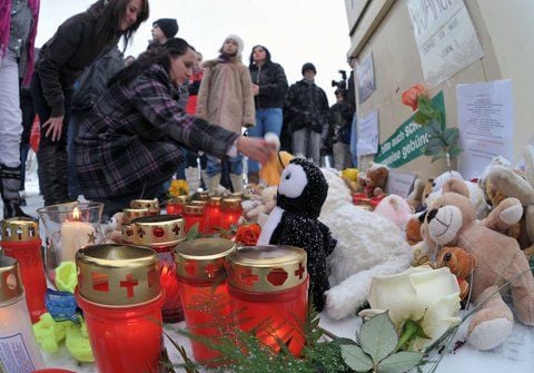 Rund 200 Menschen gedenken in Schwarzenberg mit Blumen, Kerzen und Kuscheltieren dem toten Säugling. (Foto: ZB-FUNKREGIO)