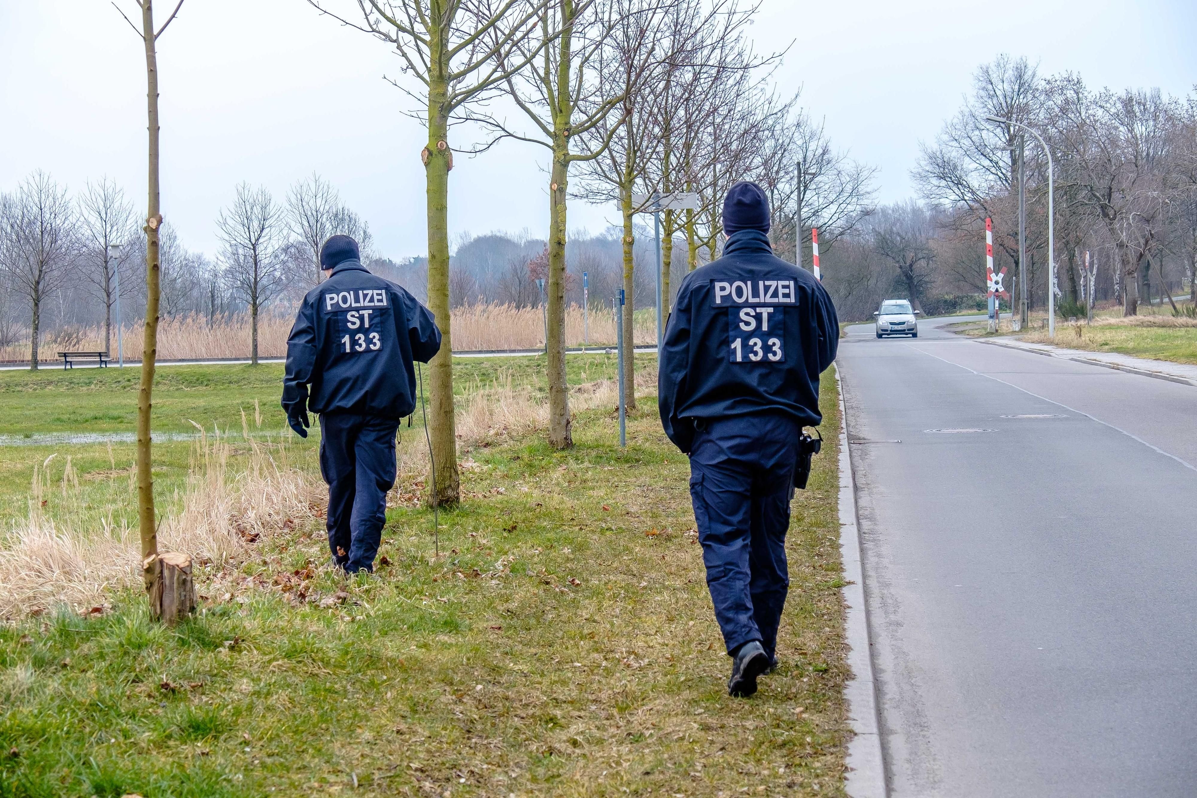 Die Polizei auf Spurensuche: Am Dienstag setzten die Polizisten ihre Arbeit fort und suchten in Bad Schmiedeberg in der Nähe des Tatorts nach weiteren Spuren.