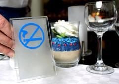 Ein Nichtraucherschild in einem Restaurant auf einen Tisch gestellt. (Foto: dpa)