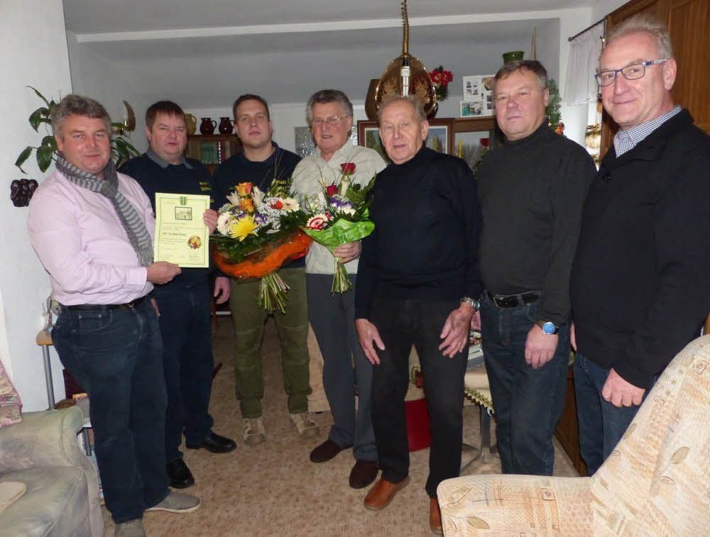 Der Jubilar Fritz Heim (Mitte) im Kreise der Gratulanten.