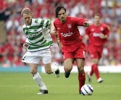 Liverpools Fernando Morientes (r.) im Zweikampf mit Martin Naylor. (Foto: dpa)