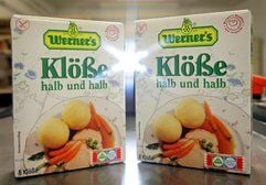 Auf einer Verpackungsmaschine steht frisch verpacktes Kloßmehl in der Firma «Werners Spezialitäten» im sächsischen Freital. (Foto: dpa)