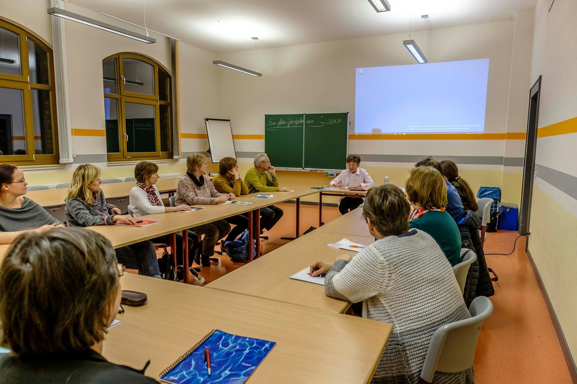 Auf der Schulbank, um ein guter Gastgeber zu sein: Teilnehmer des Kurses der Kreisvolkshochschule