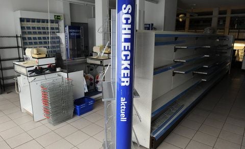 Nach dem Aus für die Drogeriekette Schlecker ist auch das Ende der Tochtergesellschaft Schlecker XL besiegelt worden. (FOTO: DPA)