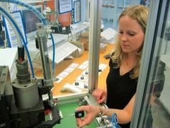 Jobbende Jugendliche in der Fabrik sind ein seltener Anblick geworden. Schuld sind der Wegfall der Werksferien und steigende Anforderungen an die Qualifikation. (Foto: dpa)
