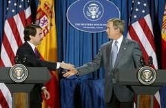 US-Präsident George W. Bush und der spanische Premier Jose Maria Aznar. (Archivfoto: dpa)