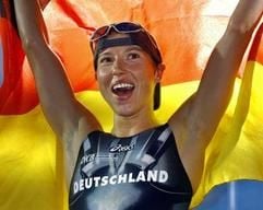 Anja Dittmer freut sich nach ihrem Sieg beim Triathlon-Weltcup (Foto: dpa).