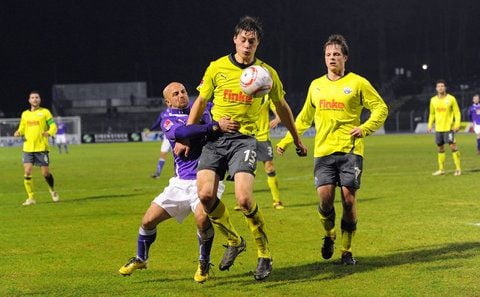 Im Erzgebirgsstadion in Aue: Paderborns Christian Strohdiek (vorn) behauptet den Ball vor Aues Skerdilaid Curri (l), Philipp Heithölter die Szene. (FOTO: DPA)