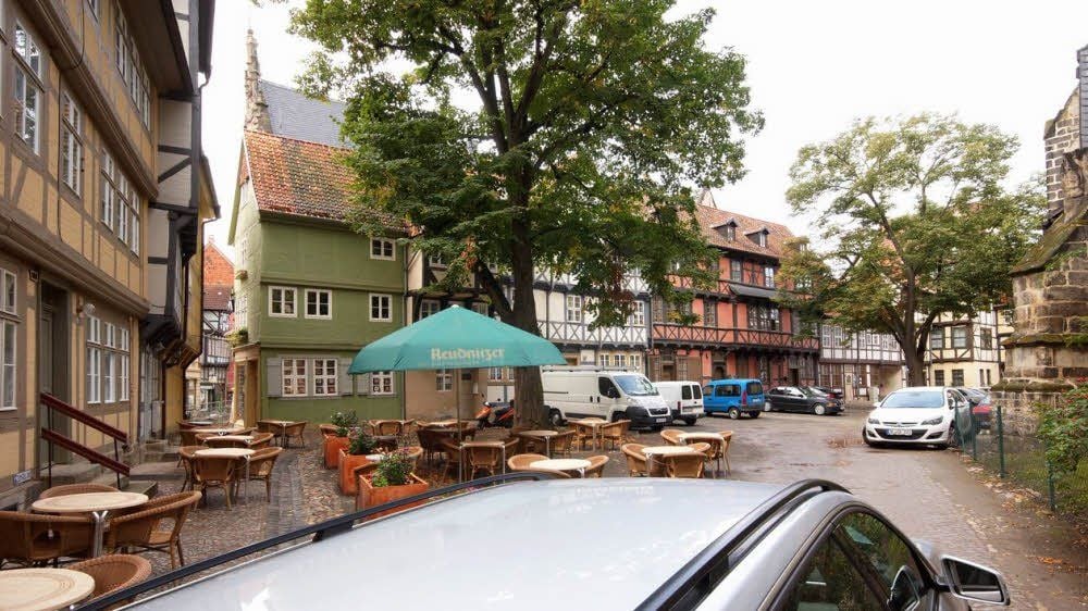 Wildes Parken im Marktkirchhof in Quedlinburg dürfte bald ein Ende haben. Ein Hubpoller ist bereits in die Erde gebracht worden.