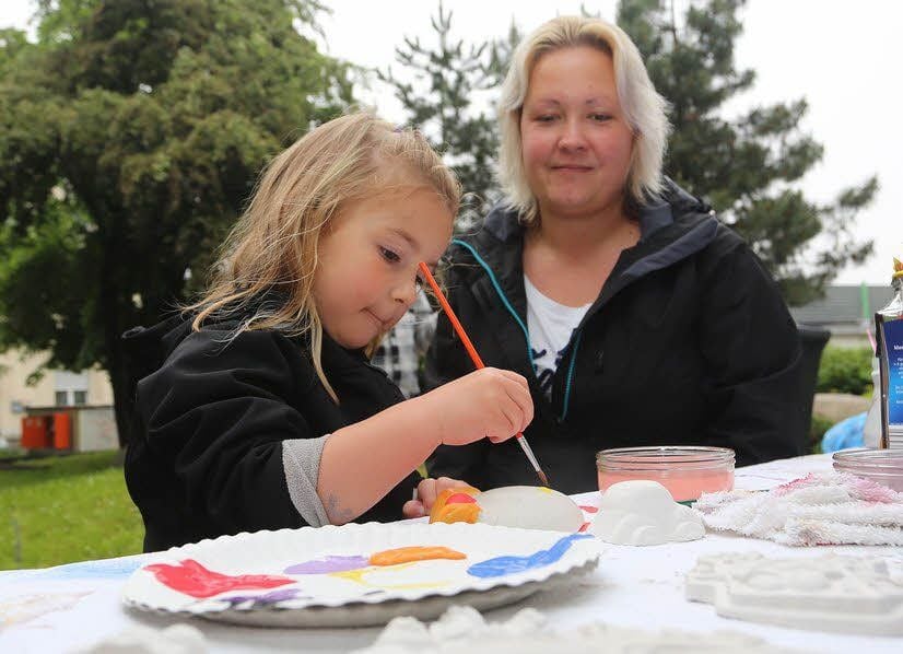 Nancy Maak mit ihrer vierjährigen Tochter Leeanne, die am Malen Spaß hat.
