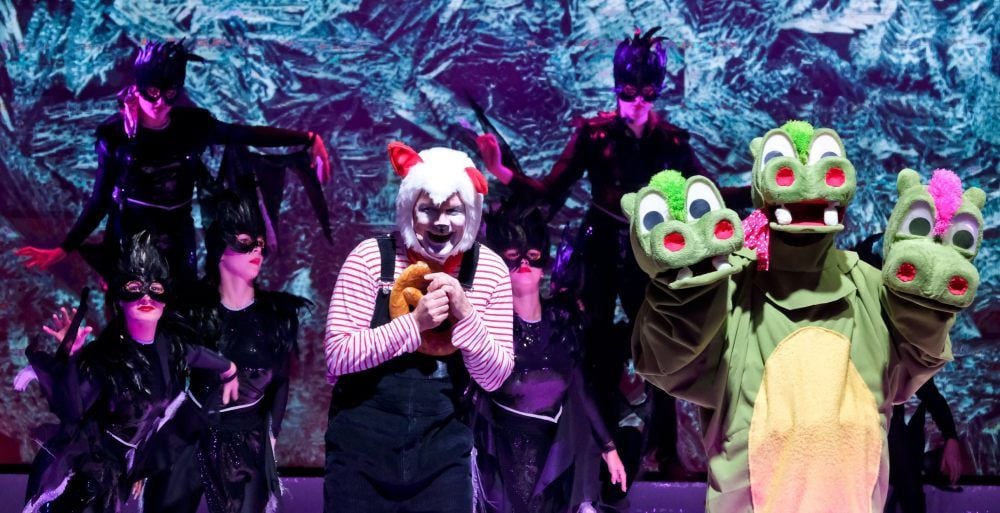 Darf’s ein Köpfchen mehr sein? Mit sechs Augen hat der Weihnachtsrevue-Drache im Steintor alles im Blick.